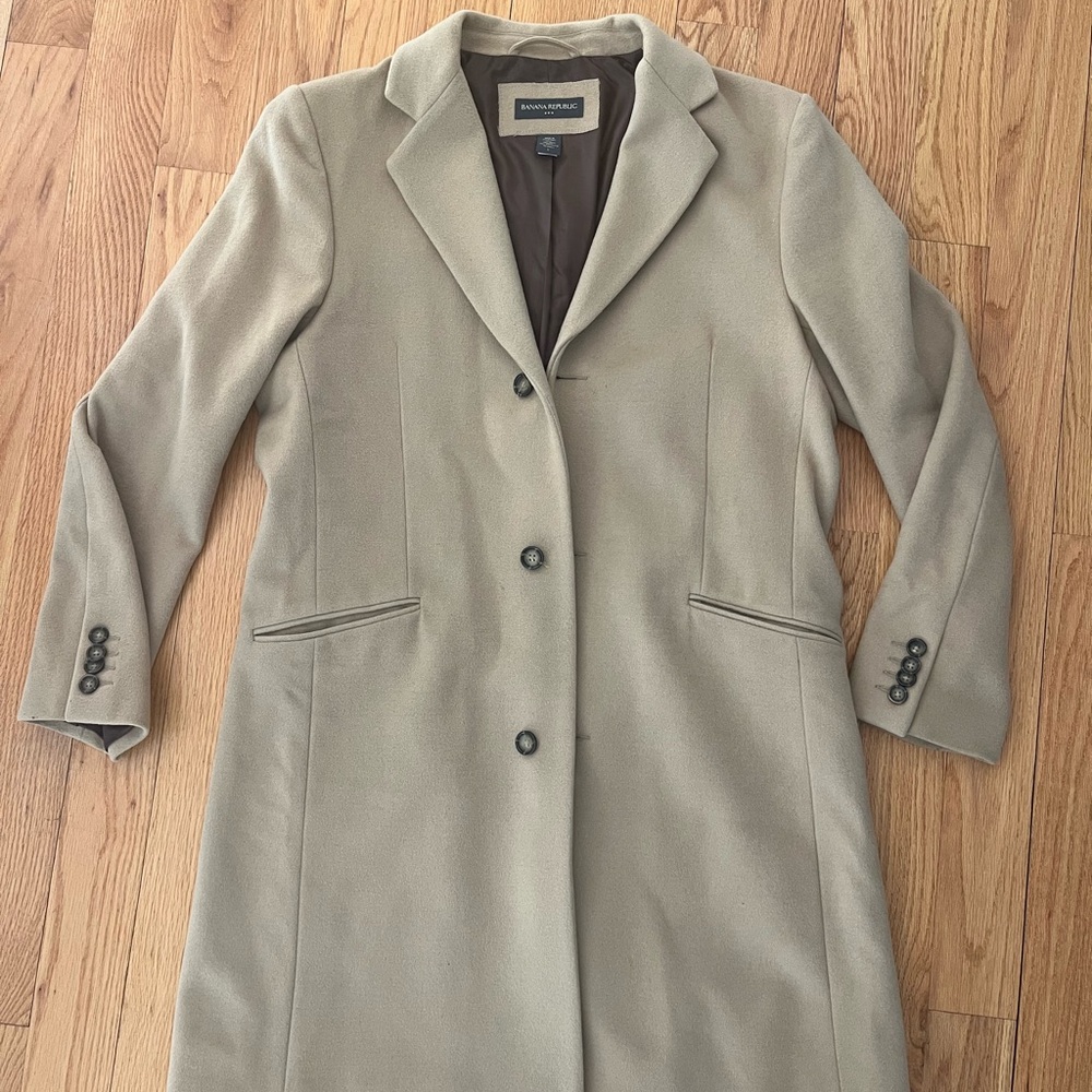 Banana Republic Tan Trench Coat with Notched Lapels and Tailored Design